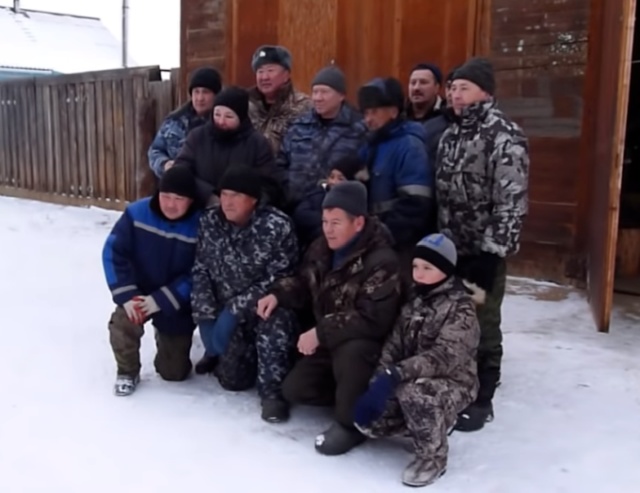Алексей Балуев, глава Баргузинского района Бурятии, спас оленя, который провалился под лед (3 фото + видео)