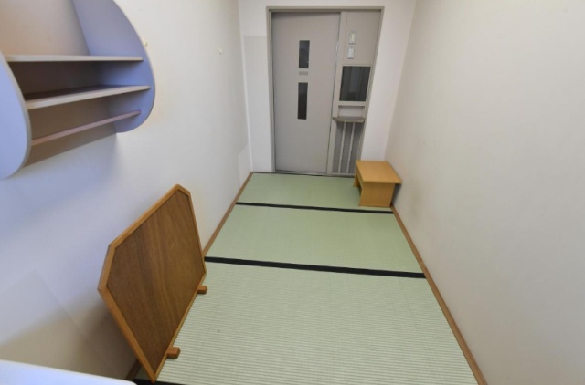 Как выглядит камера в обычной токийской тюрьме (2 фото)