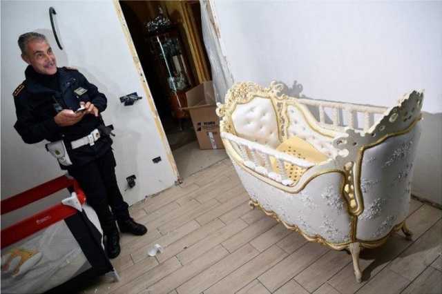 Итальянская полиция наведалась в особняки цыганского мафиозного клана (17 фото)