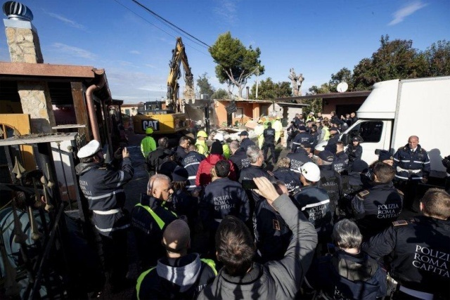 Итальянская полиция наведалась в особняки цыганского мафиозного клана (17 фото)