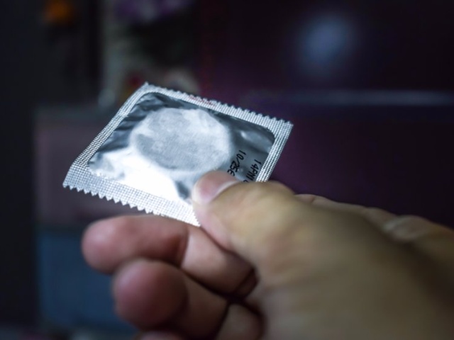 Полиция Китая обнаружила фабрику по производству поддельных презервативов (3 фото)