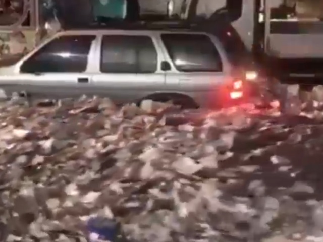 Река из пластиковых отходов на улицах в Гаити