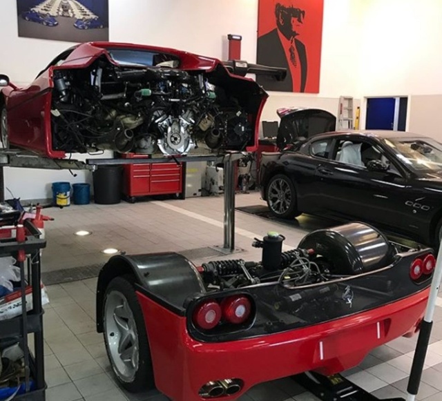 Как меняют сцепление на спорткаре Ferrari F50? (6 фото)