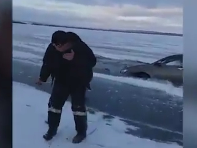 Водитель решил прокатиться по замерзшему водохранилищу в Башкирии