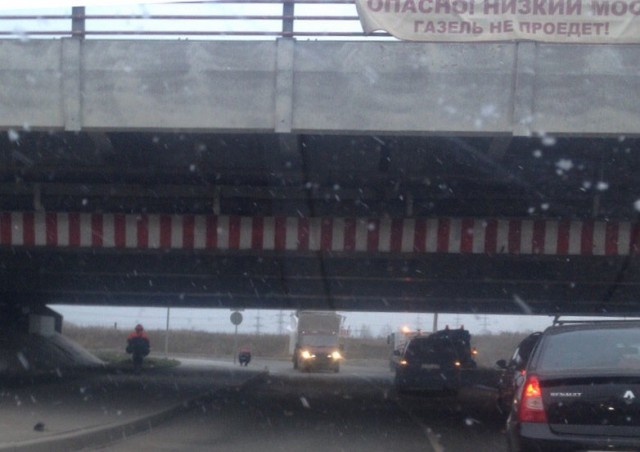 "Мост глупости" в Санкт-Петербурге отметил свою юбилейную аварию (4 фото)