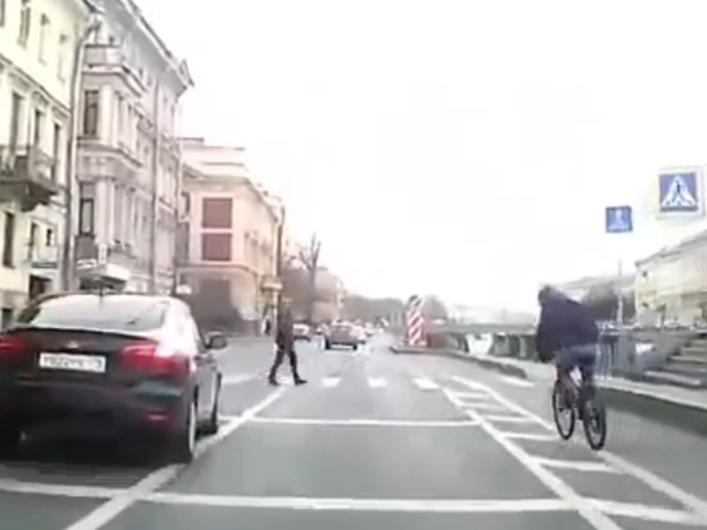 Велосипедист протаранил пешехода