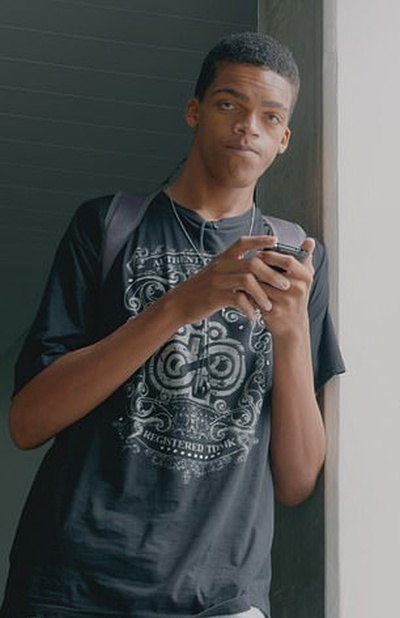 Родриго Сантос-Мотта - 19-летний бразильский парень с аномалией гормонов роста (8 фото)