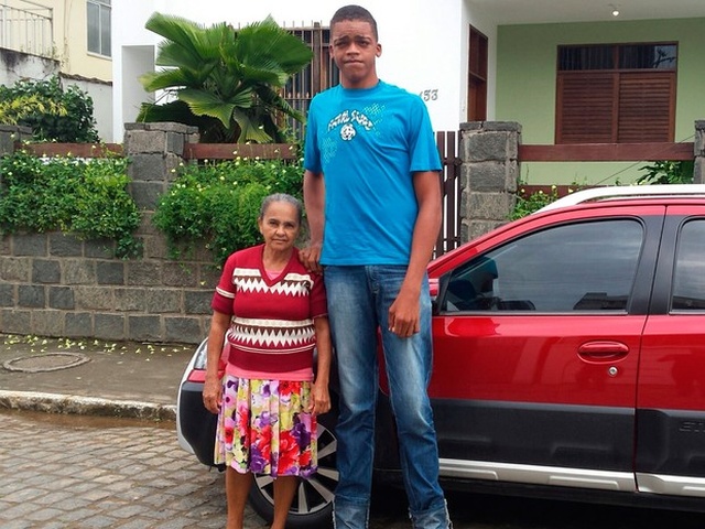 Родриго Сантос-Мотта - 19-летний бразильский парень с аномалией гормонов роста (8 фото)