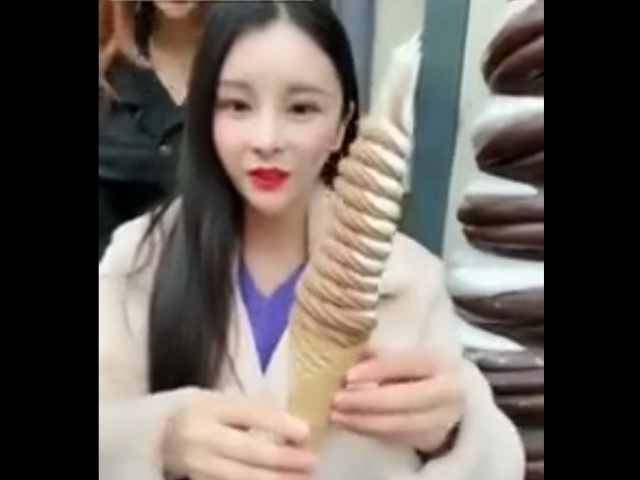Миниатюрная азиатская девушка и мороженое