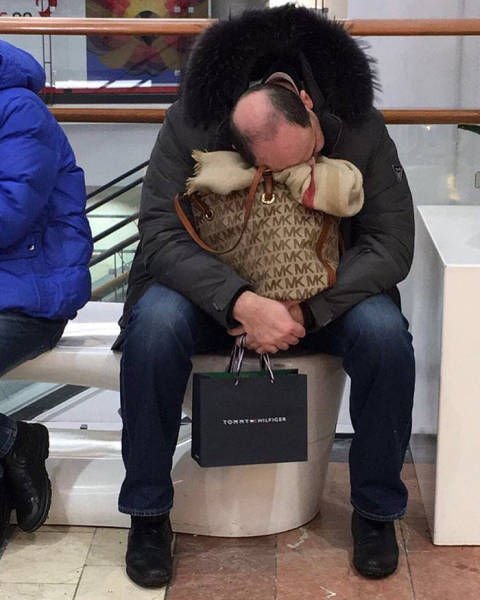 Мужчины, которым пришлось отправиться со своими женами на шопинг (53 фото)
