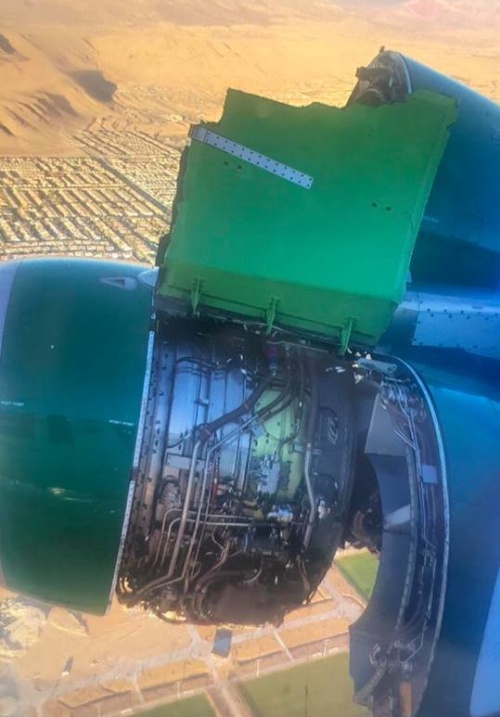 Авиалайнер Airbus A320 потерял часть обшивки после взлета (4 фото + видео)