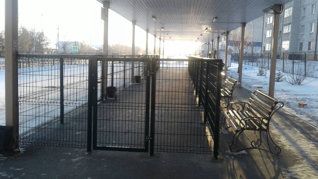 В Тюменской области на автовокзалах установили "клетки" для пассажиров (3 фото)