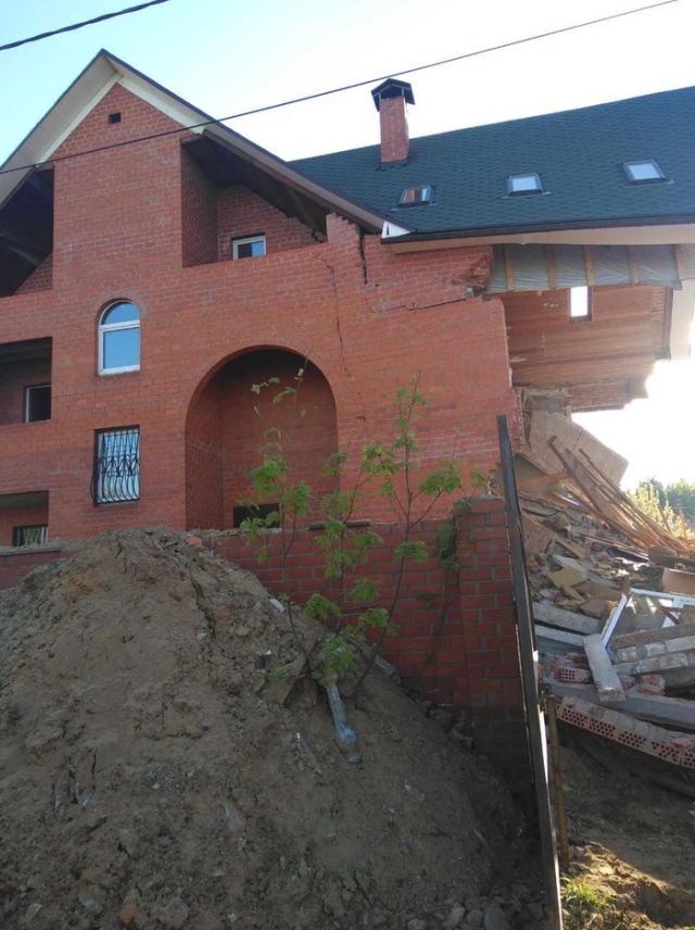 Не нужно подкапывать фундамент построенного дома (4 фото)