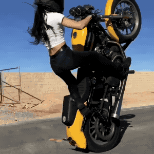Очаровательная девушка на мотоцикле (13 гифок)