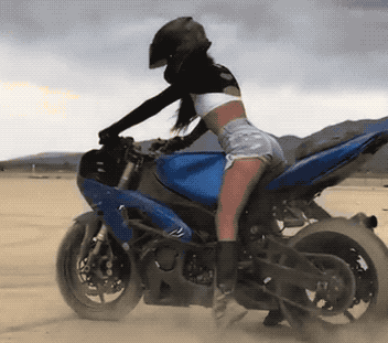 Очаровательная девушка на мотоцикле (13 гифок)