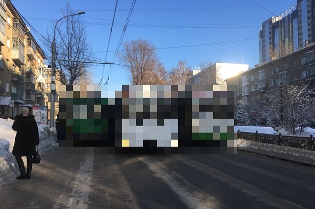 Необычный способ заблокировать одну из важных дорог в Новосибирске (3 фото)