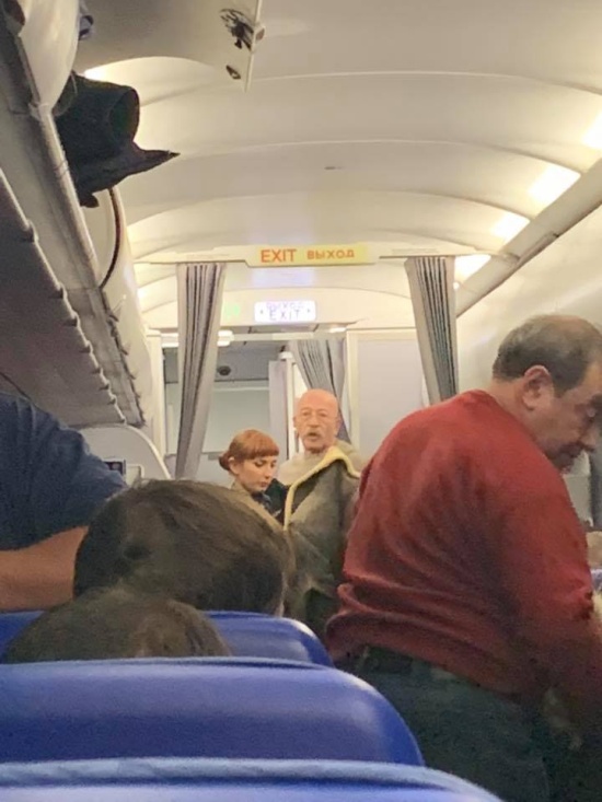 Александр Розенбаум оказал первую помощь пассажирке самолета (3 фото)