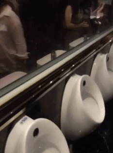Необычное зеркало между мужским и женским туалетом в пекинском ночном клубе (3 фото)