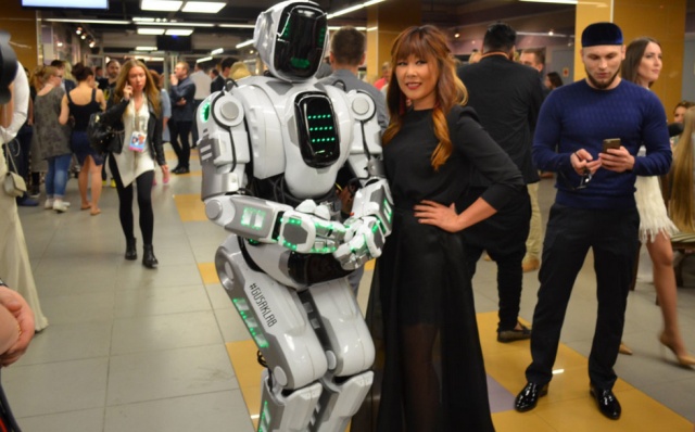 Самый современный российский робот Борис, представленный на форуме "ПроеКТОриЯ", оказался человеком в костюме (5 фото + 2 видео)