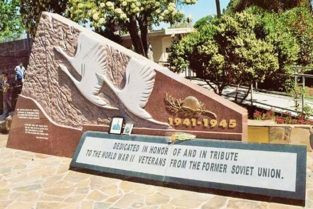 Памятник советским солдатам Великой Отечественной войны, установленный в Голливуде (5 фото)