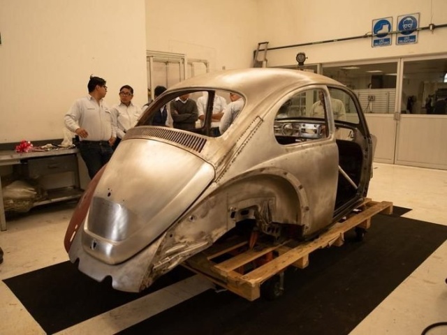 Volkswagen бесплатно восстановил Beetle, которым американка владела более 50 лет (18 фото)