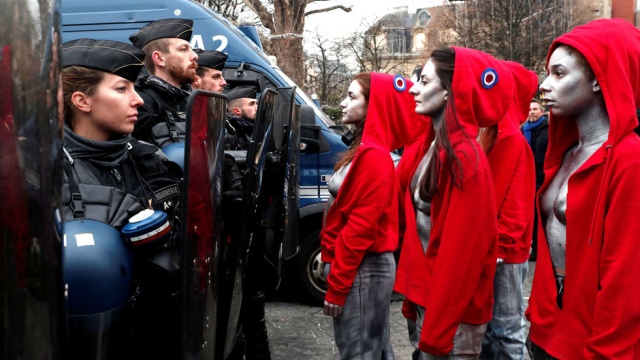 Женщины с обнаженной грудью устроили безмолвную акцию протеста в Париже (3 фото + видео)