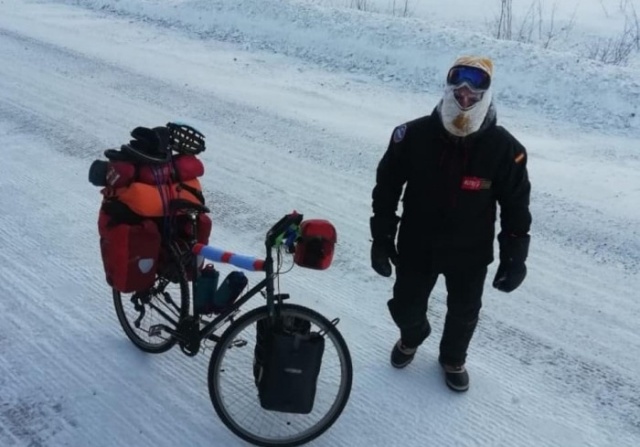 Местные жители обнаружили замерзающего испанского туриста, который ехал на Байкал на велосипеде (4 фото + видео)