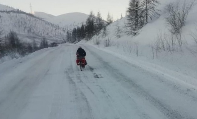 Местные жители обнаружили замерзающего испанского туриста, который ехал на Байкал на велосипеде (4 фото + видео)