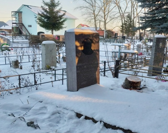 В одном из микрорайонов Стерлитамака хотели установить ёлку, спиленную на кладбище (4 фото)