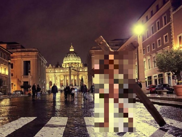 Модель Playboy Марису Папен арестовали за обнаженную фотосессию в Ватикане (5 фото)