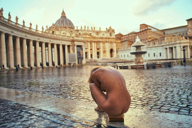 Модель Playboy Марису Папен арестовали за обнаженную фотосессию в Ватикане (5 фото)