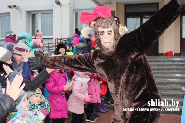 Таким действительно можно пугать детей: новогоднее представление в Сморгони (7 фото)