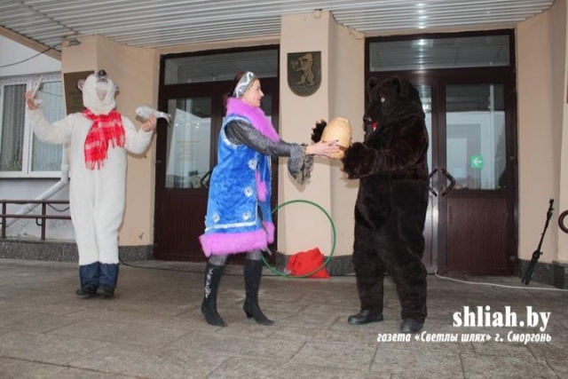 Таким действительно можно пугать детей: новогоднее представление в Сморгони (7 фото)