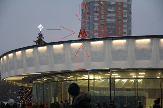 В Москве злоумышленники похитили букву "М" с крыши вестибюля метро (2 фото)