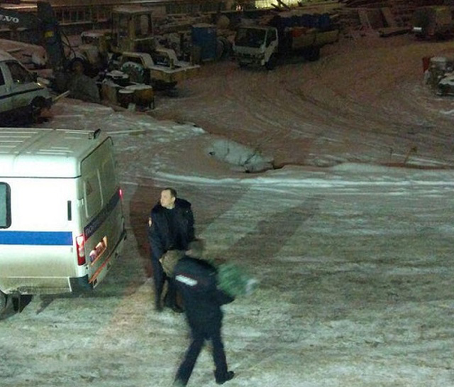 Как полицейские решили "получить" бесплатную ёлку на складе Ильи Варламова (3 фото)