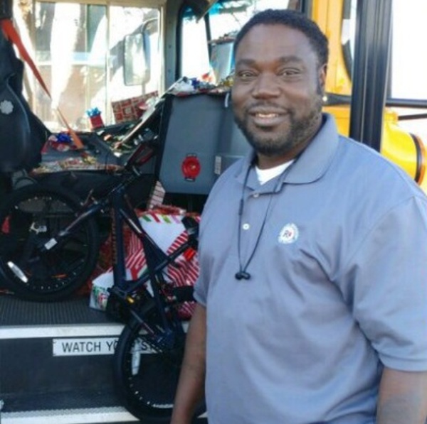 Щедрый водитель школьного автобуса (3 фото)