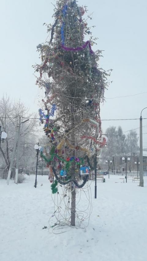 Жители поселка в Татарстане потребовали убрать наряженную к праздникам ёлку (2 фото)