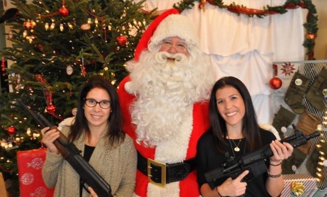 Американцы позируют с подаренным на Рождество оружием (15 фото)