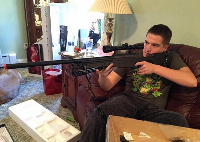 Американцы позируют с подаренным на Рождество оружием (15 фото)