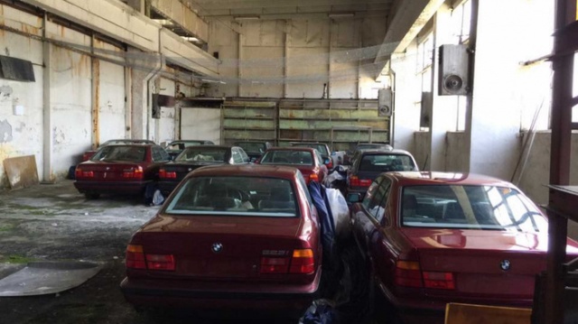 Заброшенный склад с новыми автомобилями BMW 5 серии 1994 года (5 фото)