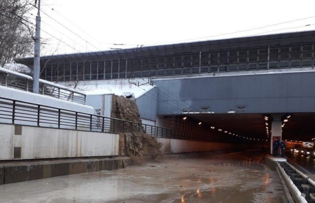 Прорыв дамбы в канале имени Москвы возле Тушинского тоннеля (3 фото + видео)