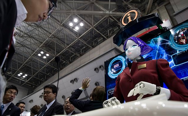 Япония установит в метро современных роботов "Ариса", которые будут предоставлять информацию туристам (3 фото + видео)