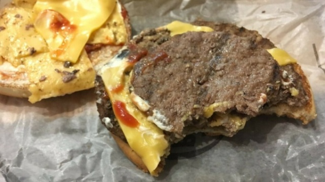 Burger King уменьшил вдвое размер второй котлеты или "синдром девяти яиц" (2 фото)