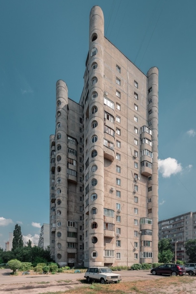 Необычная архитектура жилого дома в Воронеже (4 фото)
