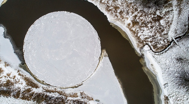 Идеально ровный крутящийся ледяной диск на реке Вигала в Эстонии (3 фото + видео)
