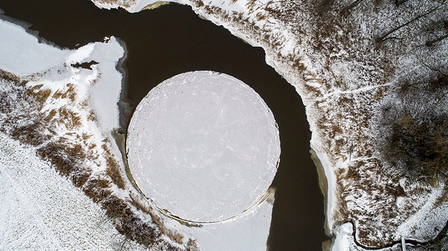 Идеально ровный крутящийся ледяной диск на реке Вигала в Эстонии (3 фото + видео)