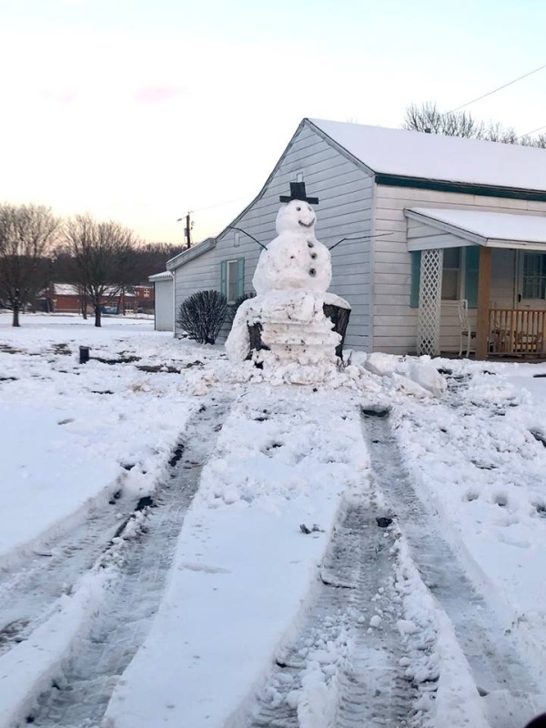 Моментальная карма за попытку уничтожить снеговика (3 фото)
