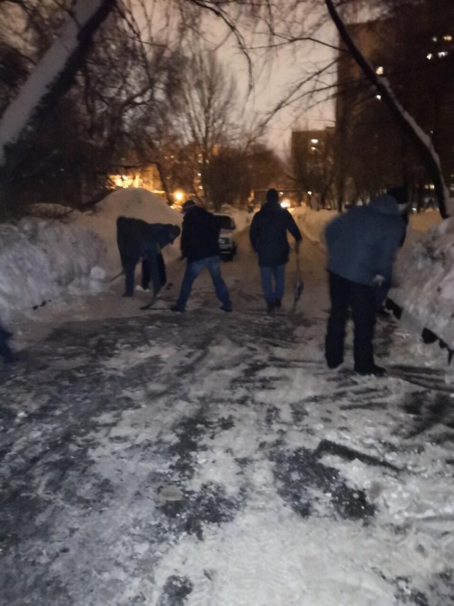Саратовские чиновники отчитались об уборке снега, который расчистили местные жители (7 фото)
