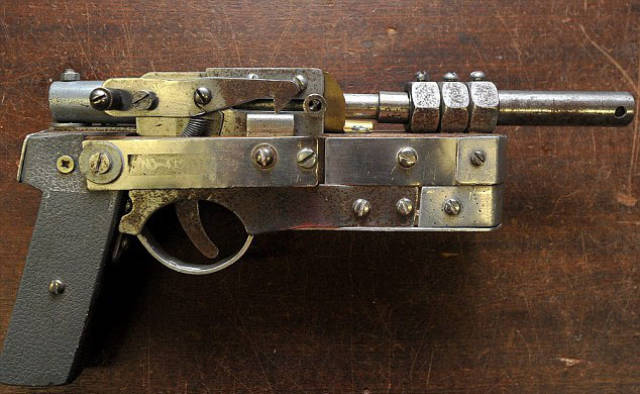 Конфискованное самодельное оружие (28 фото)