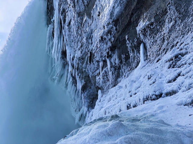 Из-за сильных морозов в США частично замерз Ниагарский водопад (7 фото)